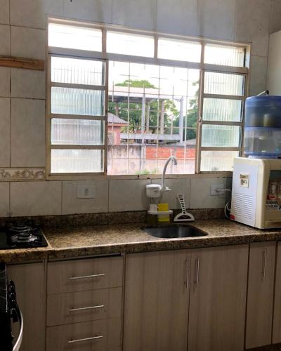 Kuchyň nebo kuchyňský kout v ubytování Quarto Privado em residência no Coração de Foz - casa e banheiro compartilhado