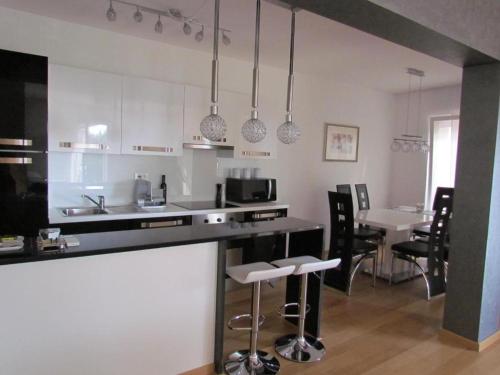 kuchnia z blatem i stołem z krzesłami w obiekcie Apartment in Zambratija with sea view, terrace, air conditioning, WiFi (4961-1) w mieście Zambratija