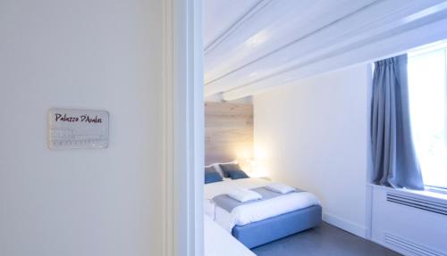 a bedroom with a bed and a window at Residenza Amblingh in Vasto