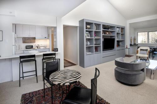Dapur atau dapur kecil di Lionshead Center #304 condo