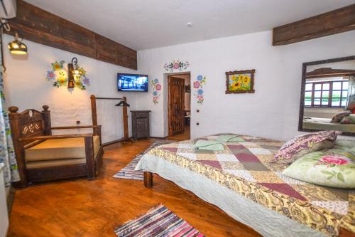 ein Schlafzimmer mit einem Bett und einem TV in der Unterkunft Диканька на Тамани 2 in Taman
