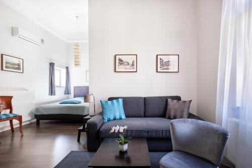 - un salon avec un canapé et une table dans l'établissement Andrassy Garden Apartment in Center, à Budapest
