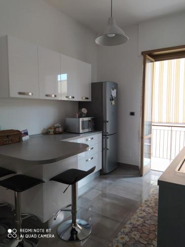 eine Küche mit einer Theke und einem Kühlschrank in der Unterkunft metro C and Tor Vergata in Rom