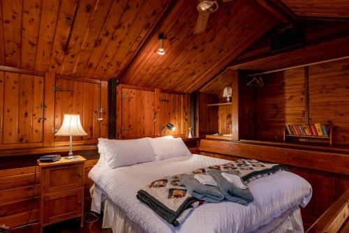 a bedroom with a bed in a wooden cabin at Lemke Cottage Barossa Valley in Moculta