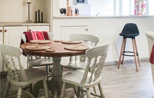 - une table et des chaises en bois dans la cuisine dans l'établissement Gorgeous Home In Scillé With Wifi, à Scillé