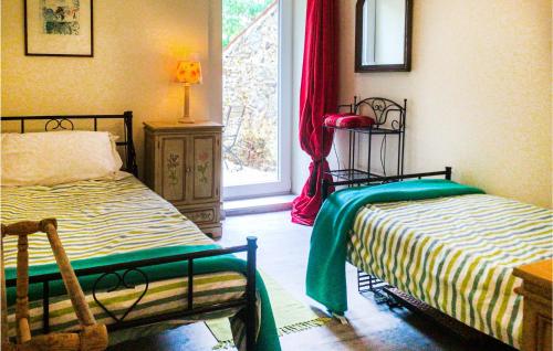 Ένα ή περισσότερα κρεβάτια σε δωμάτιο στο Amazing Home In Scill With Heated Swimming Pool