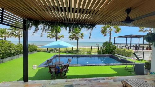 בריכת השחייה שנמצאת ב-La Playa Beach Front Pool Villa Cha-am,Huahin או באזור