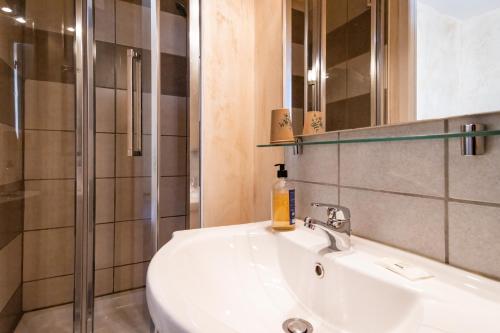 Gallery image of H&ocirc;tel de la Gare in Latresne