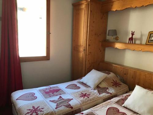 Appartement Valloire, 2 pièces, 4 personnes - FR-1-263-478 tesisinde bir odada yatak veya yataklar