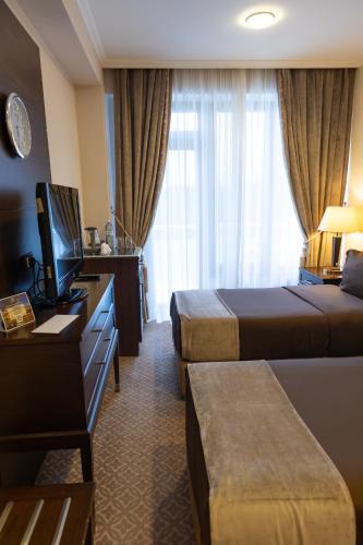 Chinar Health Hotel Naftalanにあるテレビまたはエンターテインメントセンター