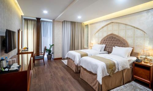 Postel nebo postele na pokoji v ubytování Manor Hotel