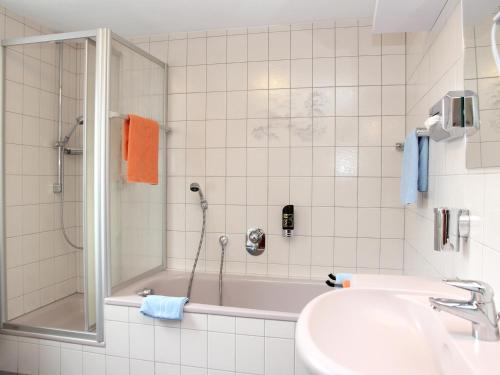 Kylpyhuone majoituspaikassa Ferienwohnung Landhaus Lenneper-Führt