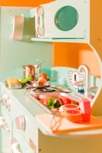 a toy kitchen with a sink and a microwave at 閣樂親子旅宿Kids Fun Hotel in Luodong