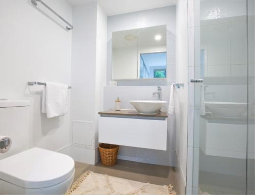Ett badrum på Nova Apartment Mooloolaba Beach