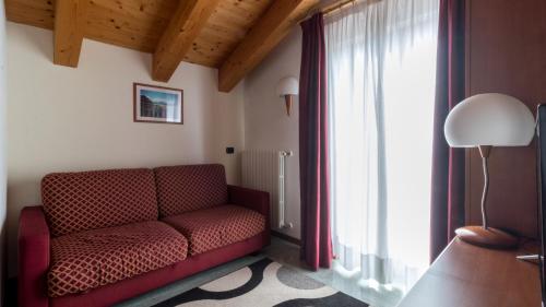 Ein Sitzbereich in der Unterkunft Residence Pizzo Scalino