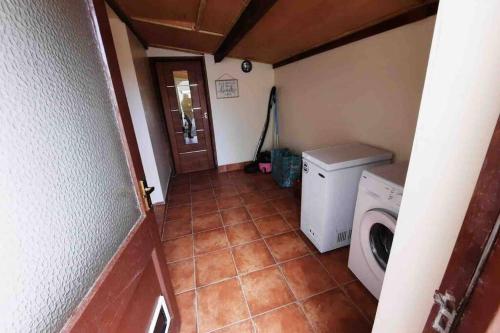 eine kleine Waschküche mit Waschmaschine und Trockner in der Unterkunft Bwthyn Bach Cozy country retreat in Criccieth