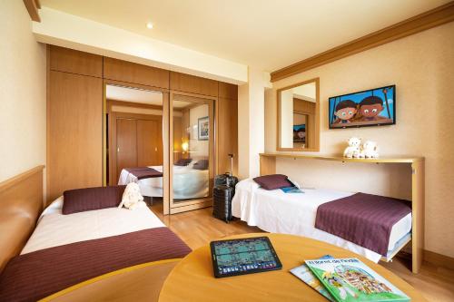Postel nebo postele na pokoji v ubytování Hotel Guitart Central Park Aqua Resort