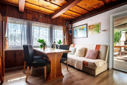 ein Wohnzimmer mit einem Tisch und einem Sofa in der Unterkunft Apartma PEPI in Rogaška Slatina