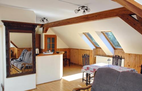 sala de estar con mesa y espejo en Brasov Valley en Brasov