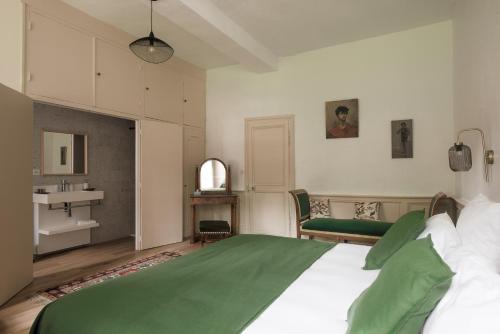 Ένα ή περισσότερα κρεβάτια σε δωμάτιο στο Au vieux Château