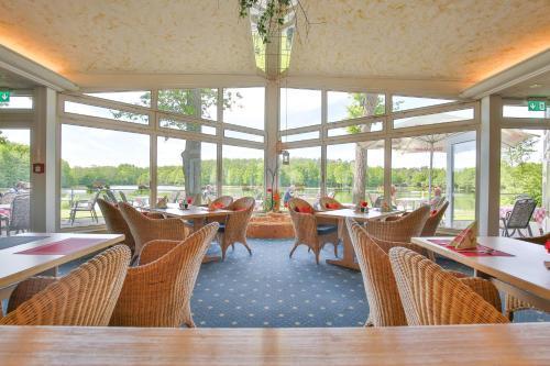 Ein Restaurant oder anderes Speiselokal in der Unterkunft Emsland Hotel Saller See 