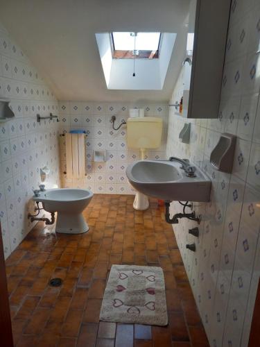 uma casa de banho com um lavatório e um WC em Piccola mansarda a Porto San Giorgio em Porto San Giorgio