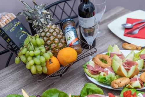un tavolo con un mucchio di frutta e un piatto di cibo di Maury Down town a Naxos Chora