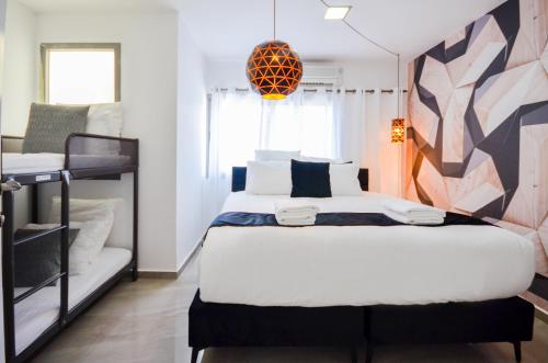 Katil atau katil-katil dalam bilik di YalaRent Green Garden Villa with Private Pool