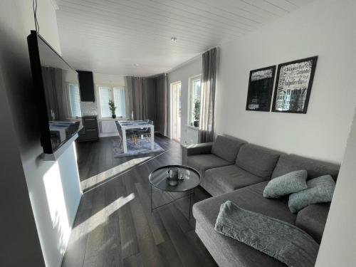 sala de estar con sofá y mesa en Torggatan 54, en Mariehamn
