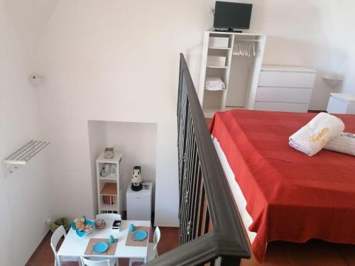 Un pequeño dormitorio con una cama y una escalera en Casetta Russo, en Meta