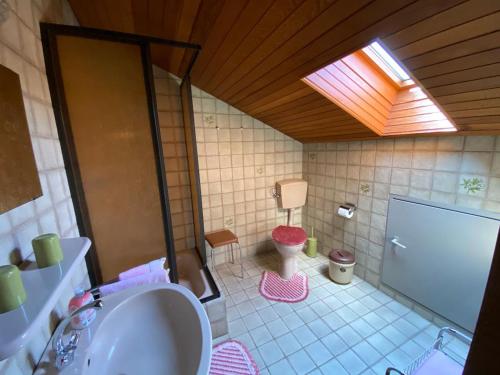 Ett badrum på Gästehaus Buchinger