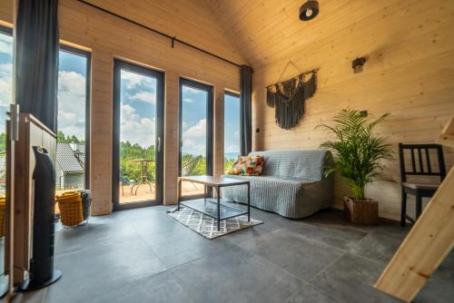 ein Wohnzimmer mit einem Sofa und einem Tisch in der Unterkunft U Szoguna in Wetlina