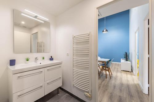 une salle de bain avec un lavabo et un miroir dans l'établissement Aux portes de Bordeaux Le Loft Samba MindUrGuest, à Bègles