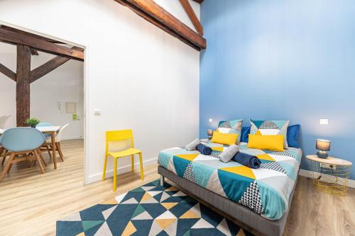 une chambre avec un lit, une table et des chaises dans l'établissement Aux portes de Bordeaux Le Loft Samba MindUrGuest, à Bègles