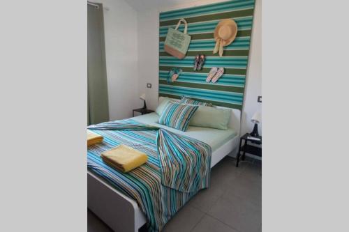 sypialnia z łóżkiem z paskowym zagłówkiem w obiekcie GLAMOUR MASPALOMAS - near MELONERAS w mieście San Bartolomé