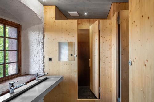 uma casa de banho com um lavatório e um chuveiro em Mariastein-Rotberg Youth Hostel em Mariastein