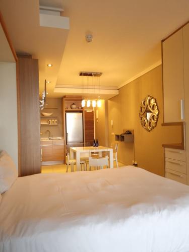 Ένα ή περισσότερα κρεβάτια σε δωμάτιο στο The Residences at Crystal Towers