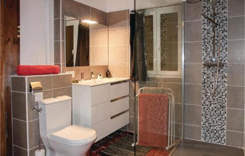 a bathroom with a toilet and a shower at LES JARDINS DE LA CATHÉDRALE chambres d Hôtes gîte de groupe in Viviers