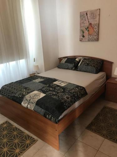 ein Schlafzimmer mit einem Bett in einem Zimmer in der Unterkunft Protaras, Janas apartment in Protaras