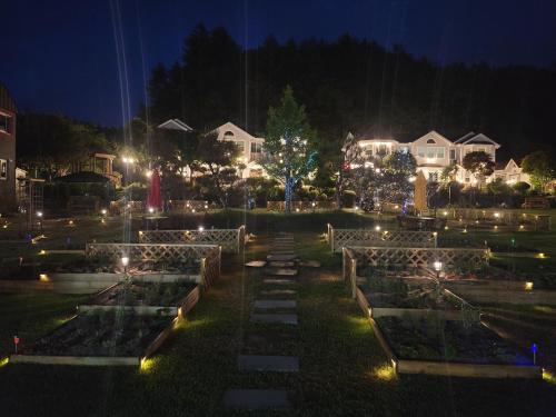 Taman di luar Tomato Pension