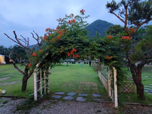 Pemandangan gunung umum atau pemandangan gunung yang diambil dari rumah percutian
