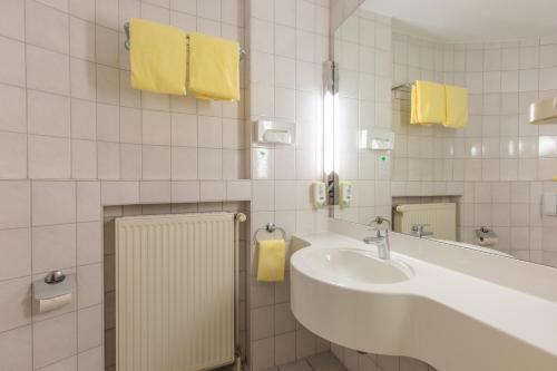 Ein Badezimmer in der Unterkunft Emsland Hotel Saller See