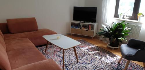 ein Wohnzimmer mit einem Sofa und einem Couchtisch in der Unterkunft Ferienhaus Am Heidebad in Schmelz