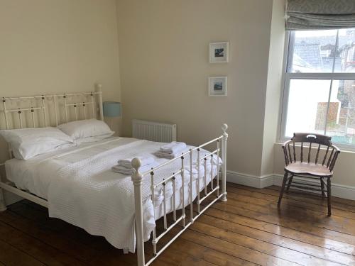 Säng eller sängar i ett rum på Beautiful Tenby House, pets allowed