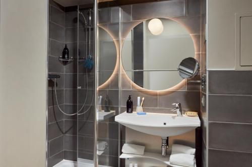 Ванна кімната в Aparthotel Adagio Paris Suresnes Longchamp
