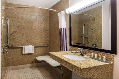 Koupelna v ubytování La Quinta by Wyndham Bakersfield North