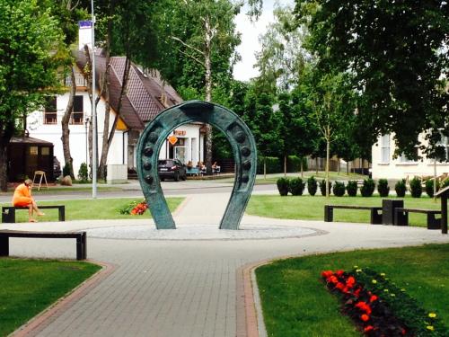 una escultura de metal en medio de un parque en A Cozy Central Studio, en Druskininkai