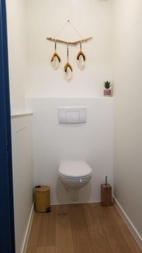 Habitación con baño blanco con aseo. en Macapa, en Mauléon