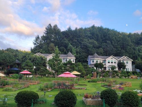 Taman di luar Tomato Pension