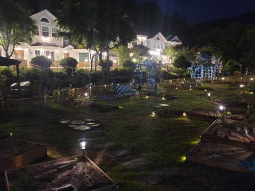 Taman di luar Tomato Pension